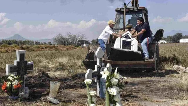 Familiares colocan cruces para recordar a víctimas de explosión en Tlahuelilpan. Foto: Cuartoscuro | Archivo