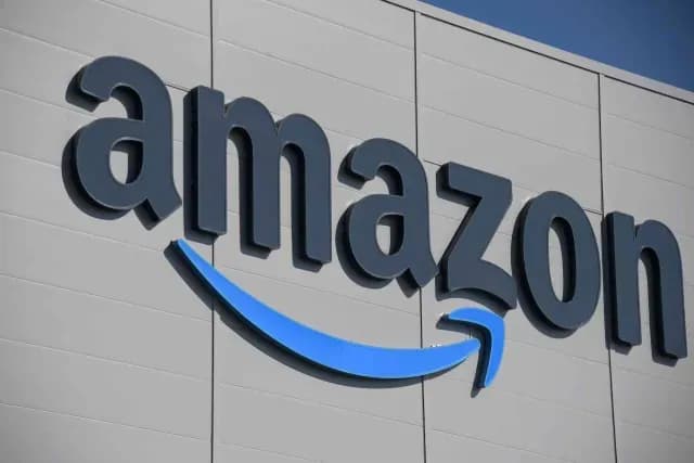 Logotipo de Amazon afuera de un centro de distribución