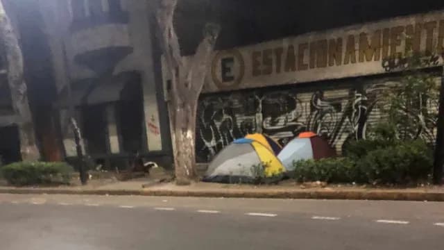 Algunos pernoctan en casas de campaña