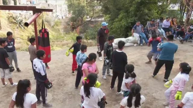 Niños realizan box en barranca