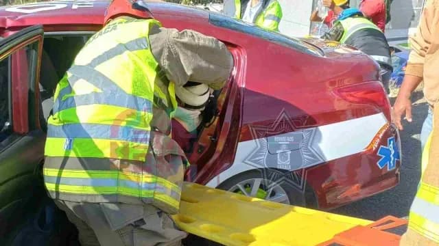 Bomberos acudieron a Carretera 190 lugar donde se reportó el siniestro