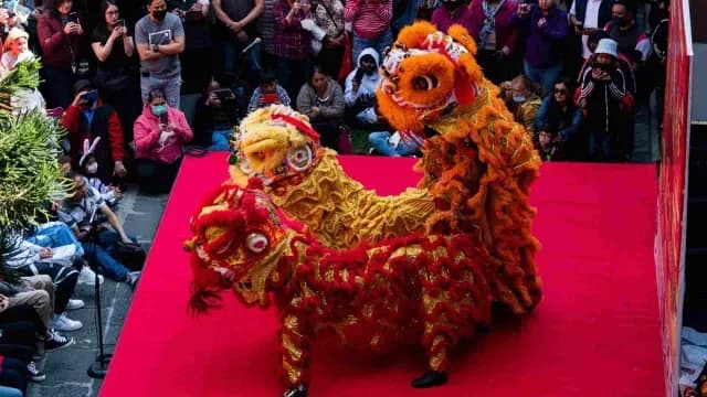 Tradicional danza de dragones. Foto: Cuartoscuro