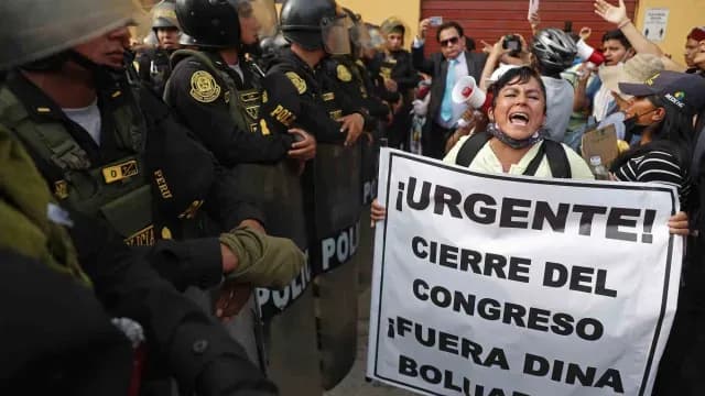 Ciudadanos protestan en sede de la Prefectura, donde se encuentran los manifestantes detenidos.