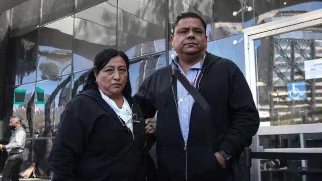 Padres de Debanhi Escobar en instalaciones de la FGR