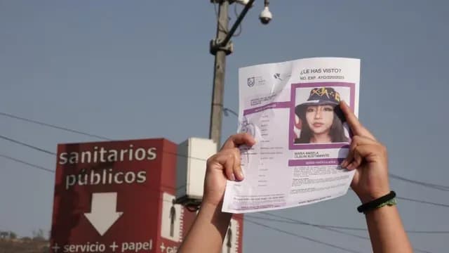 Familiares muestran carteles de la menor María Ángela