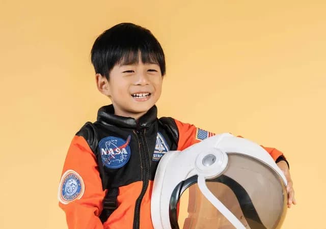 Niño disfrazado de astronauta