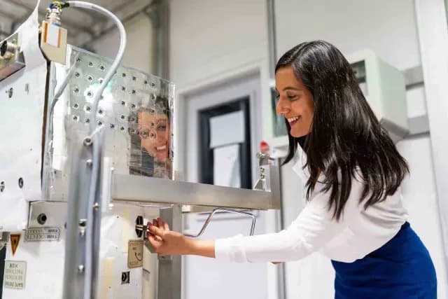 Científica e ingeniera espacial e un laboratorio