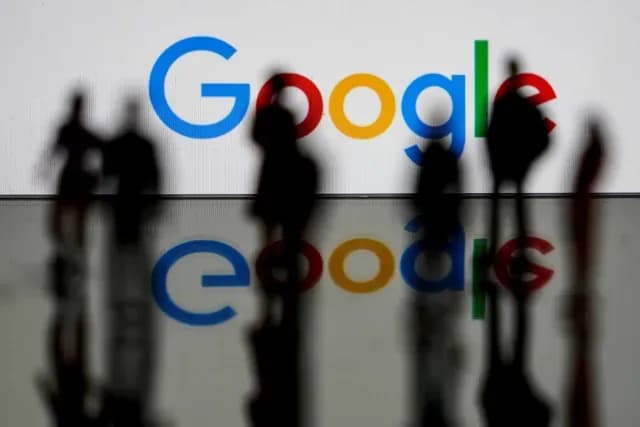 Logotipo de Google detrás de varias personas