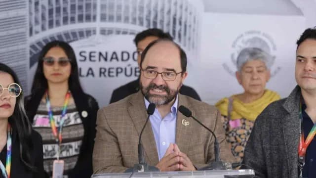 Emilio Álvarez Icaza en el Senado, acompañando a familiares del desaparecido Ricardo Lagunes