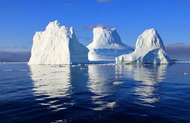 Iceberg flotando en el mar
