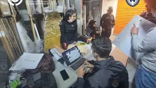 Policías de Investigación participan en cateo de domicilios con obras de arte robadas. Foto: Fiscalía CDMX