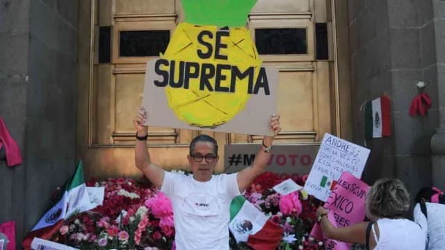 Ciudadanos dejaron flores en la puerta de la Suprema Corte
