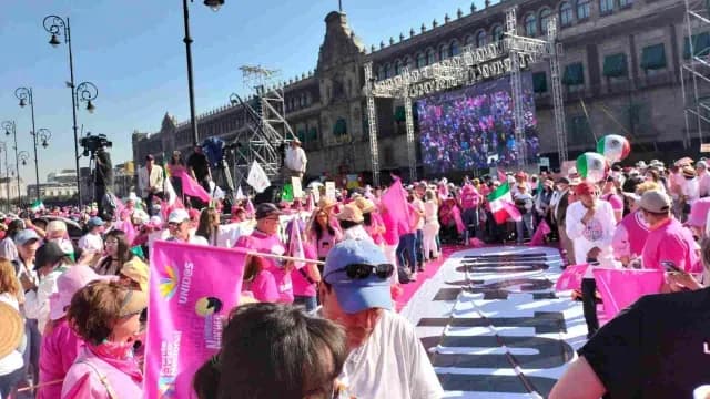 Manifestantes se concentran junto el templete. Foto: Samuel Servin | N+
