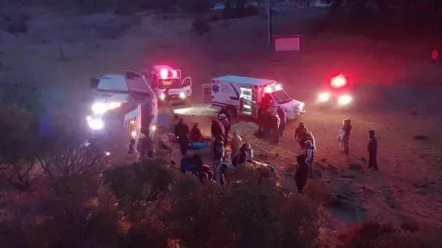 Policía Estatal y paramédicos atendiendo a los lesionados