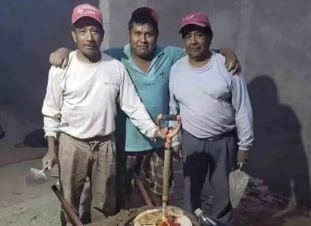Albañiles comparten pastel de cumpleaños para su compañero