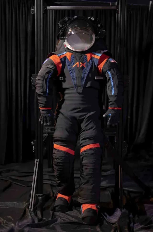 NASA revela el traje espacial que usarán en la misión Artemis III