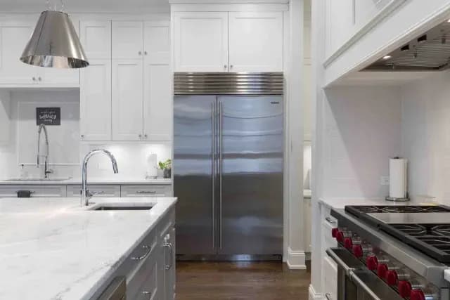 Refrigerador en una cocina