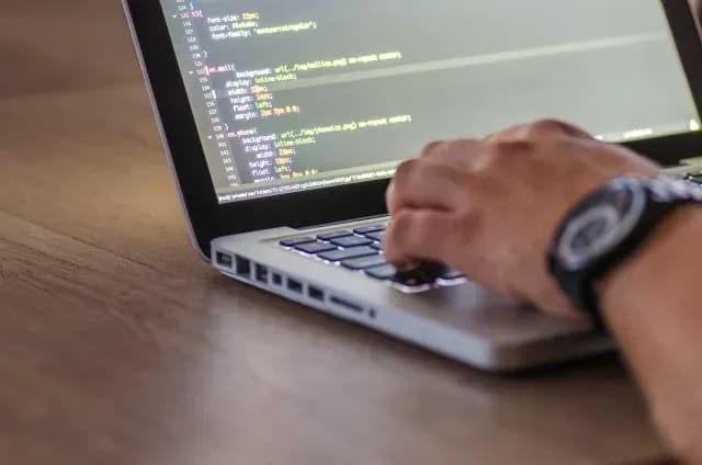 Programador trabaja en su computadora