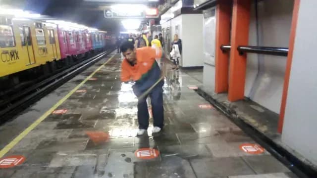 Un trabajador batalla con las filtraciones de agua. Foto: Metro CDMX