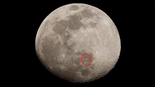 La Estación Espacial Internacional frente a la Luna