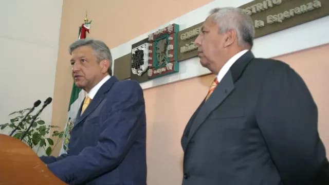 López Obrador y Francisco Garduño, en conferencia mañanera capitalina, en mayo de 2005. Foto: Cuartoscuro | Archivo
