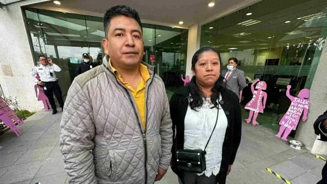 Papás de Wendy, al salir de audiencia en los Juzgados de Zinacantepec