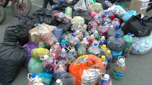 Motociclistas lograron reunir 100 kilos de tapitas. Foto: N+