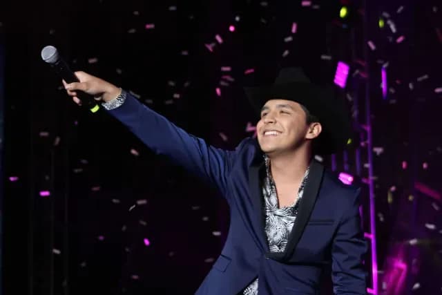 Christian Nodal durante un concierto en 2017