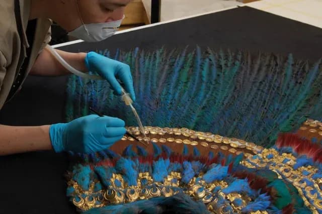 Restauración del Penacho de Moctezuma en el Museo de Etnología de Viena. Fuente: Cuartoscuro