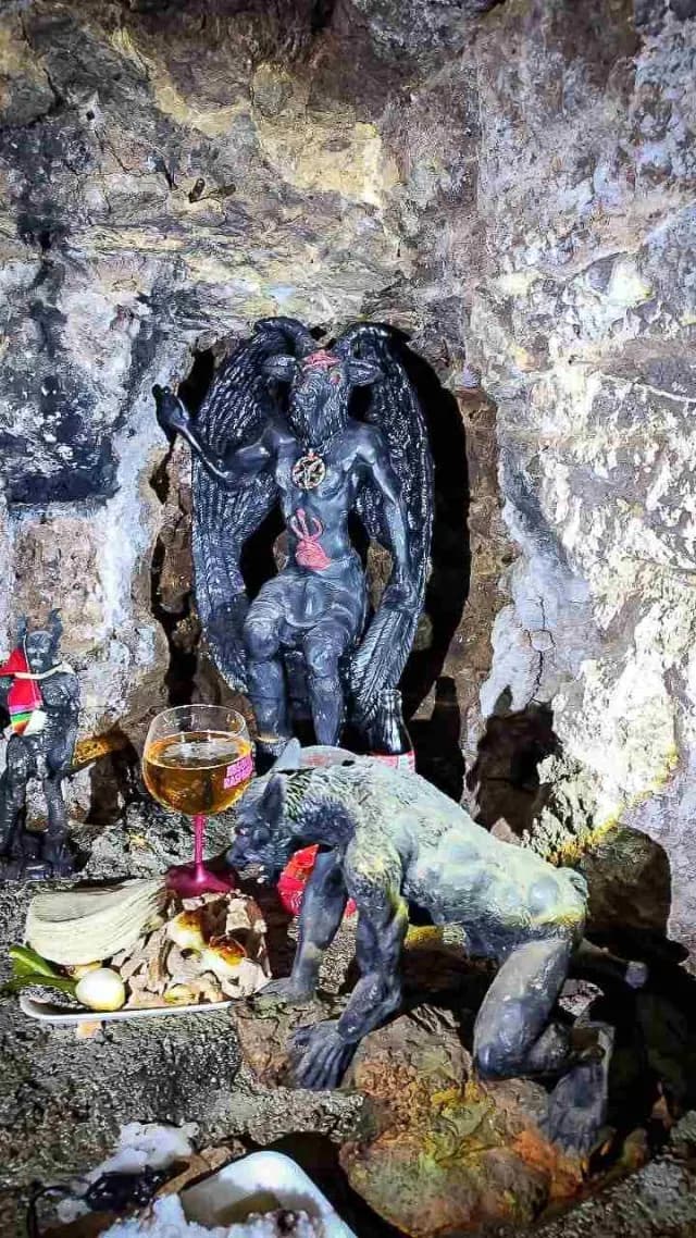 Altar con figuras demoniacas, comida y bebidas