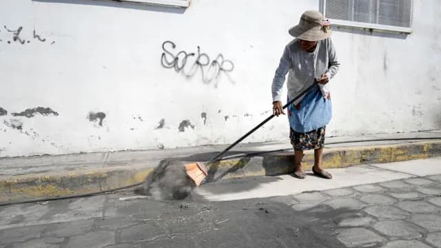 Habitante barre la ceniza ante las continuas exhalaciones del volcán Popocatépetl, 17 de mayo. Foto: EFE | Archivo