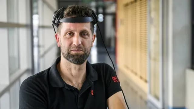 Un hombre parapléjico volvió a caminar gracias a una interfaz cerebro-médula espinal