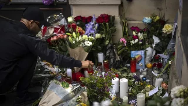 Un hombre deposita una veladora encendida en la puerta de la mansión de Tina Turner. Foto: EFE