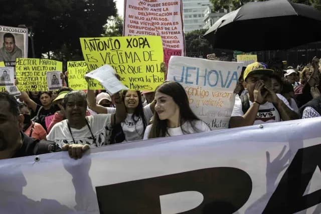 Daniel Parra durante una manifestación a favor de su padre
