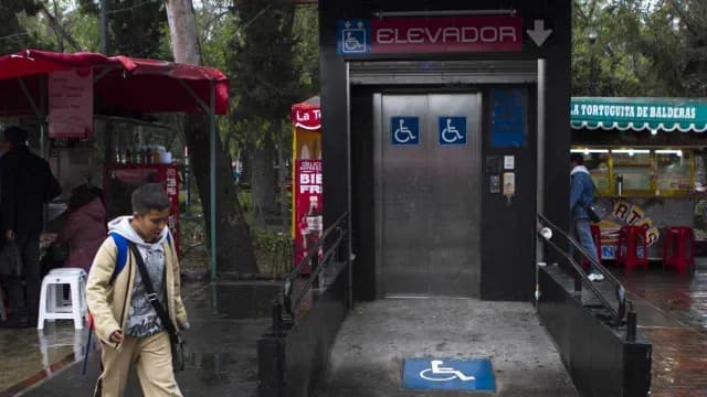 Los menores y personas con discapacidad no pagan la tarifa.