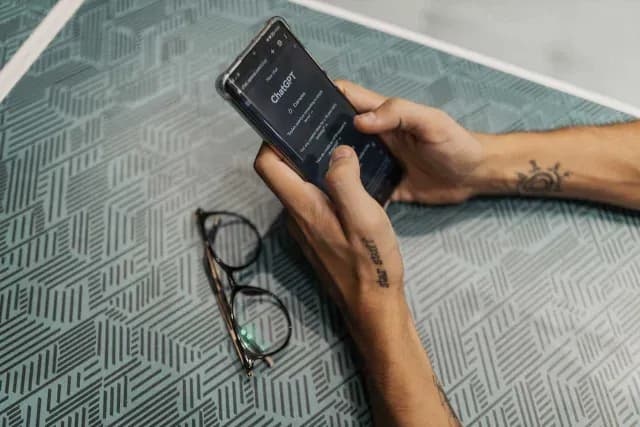 Persona conversa con ChatGPT en el celular