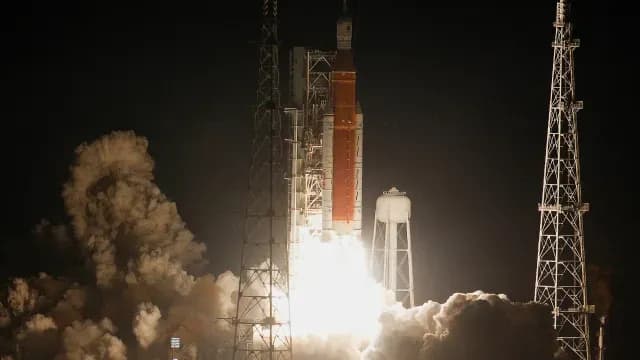 La NASA lanzó el cohete SLS, el más potente y de mayor tamaño de todos sus cohetes. Foto: Reuters