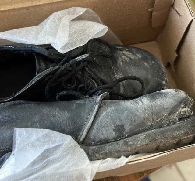 Zapatos rotos que pertenecieron a un alumno de primaria