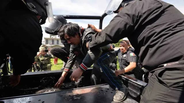 Un hombre es rescatado por policías