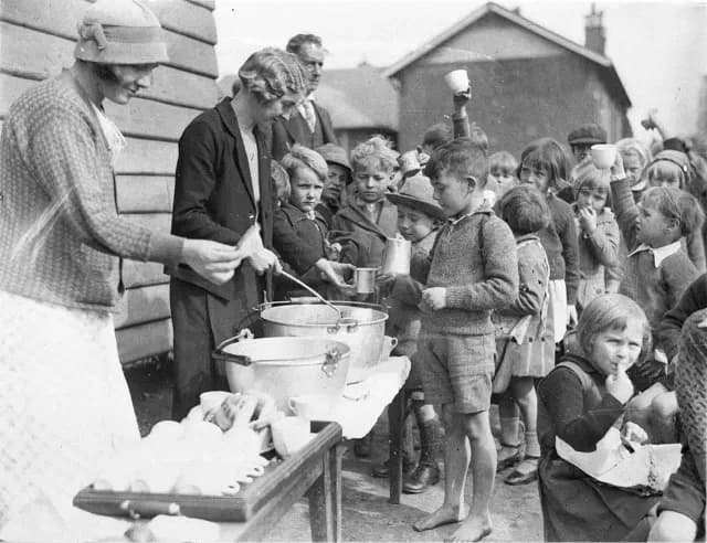 Niños hacen fila para recibir un plato de sopa gratuito en la Gran Depresión.