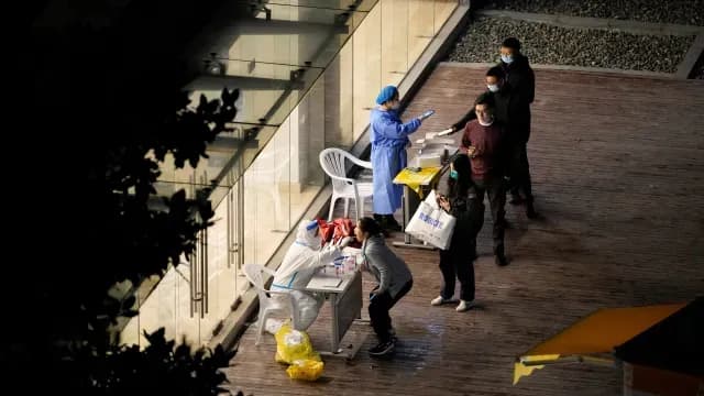 Una mujer se hace la prueba luego del brote COVID-19 en Shanghái. Foto: Reuters