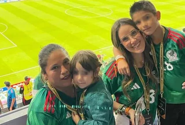 Sandra De La Vega, esposa de Andrés Guardado, en compañía de sus hijos y niñera