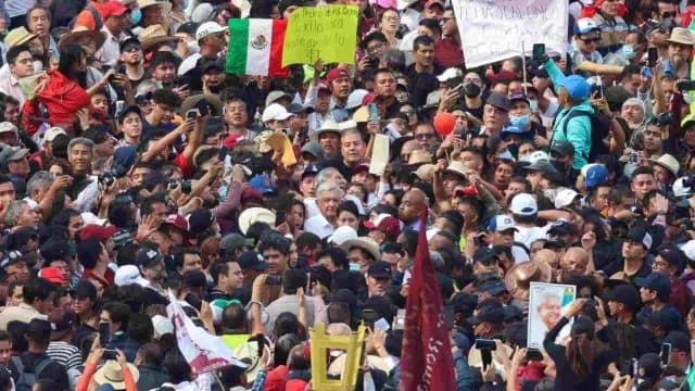 AMLO camina ente miles de personas en marcha en CDMX