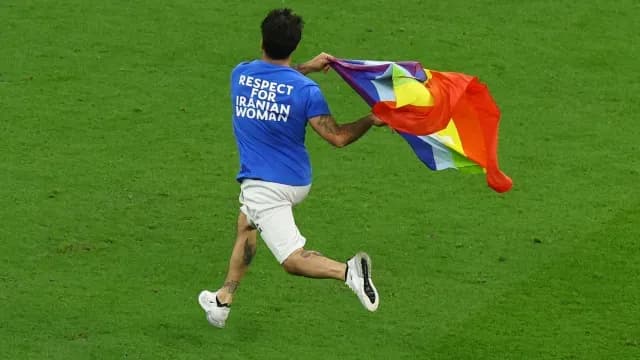 Manifestante con bandera LGBT invade cancha