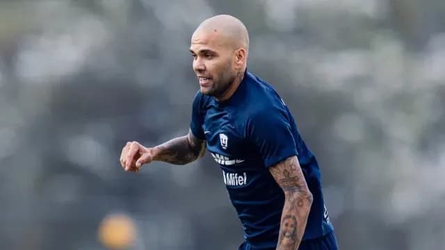 Dani Alves durante un entrenamiento con Pumas