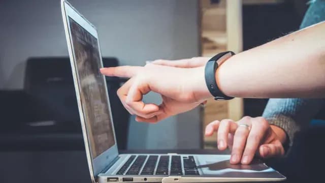 Los préstamos gota a gota se ofrecen en redes sociales y hasta aplicaciones móviles.