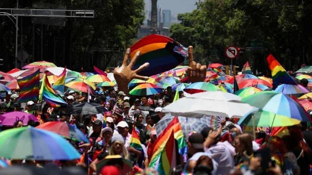 Miles de personas asisten a la Marcha del Orgullo LGBTQ+ 2023 en CDMX. Foto: Reuters