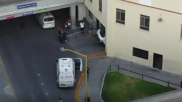 Imagen aérea del Semefo recibiendo cuerpos