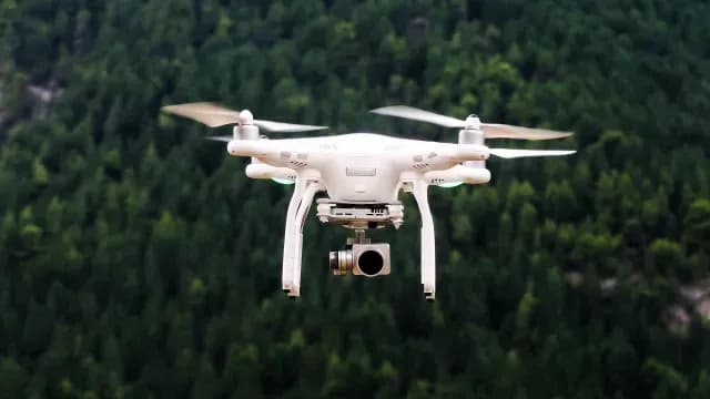 Un dron es un artefacto que tiene diferentes usos