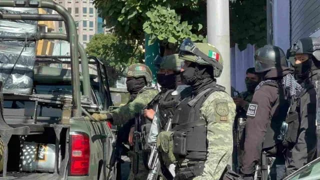 Elementos del Ejército se mantienen afuera de la Fiscalía de Asuntos Especializados.